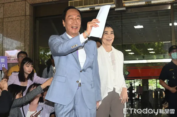 ▲▼鴻海創辦人郭台銘與賴佩霞女士赴中選會遞交連署登記申請書。（圖／記者李毓康攝）