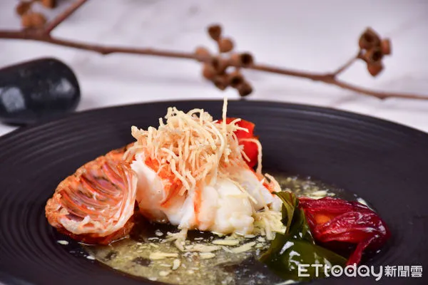 ▲２.龍蝦鐵板特別選用生長於寒冷海域肉質甘醇的澳洲龍蝦（水姑娘），再以日高昆布與龍蝦一起悶蒸，以引出肉甜味再以鐵板煎熟，每一口都嚐得到海洋的美味，最後再將酥炸薑絲覆撒於上，主廚的創意玩心讓唯美的秋日景緻躍然眼前。。（圖／涵碧樓提供）