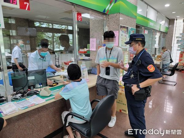 ▲警方仔細告知女子假交友詐騙集團之手法，讓女子這才恍然大悟，打消匯款的念頭。（圖／記者蔡佩旻翻攝）