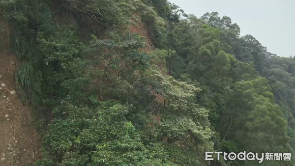 ▲2名逃逸移工遭南投警方於名間鄉八卦山區追緝時，竟縱身跳下60米深山谷，被彰化消防隊救起送醫。（圖／民眾提供）