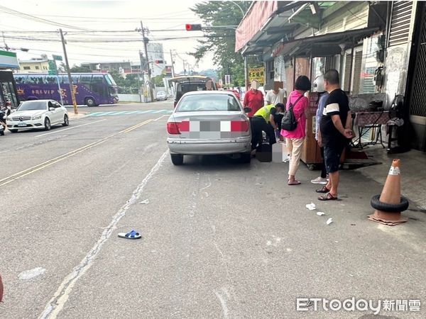 ▲▼老村長慘死家門前！過馬路遭離奇撞飛　家屬看監視器哭斷腸。（圖／記者陳凱力翻攝）