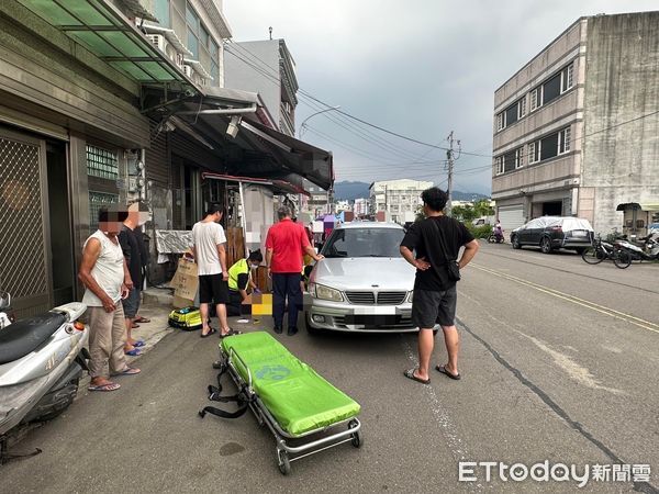 ▲▼老村長慘死家門前！過馬路遭離奇撞飛　家屬看監視器哭斷腸。（圖／記者陳凱力翻攝）