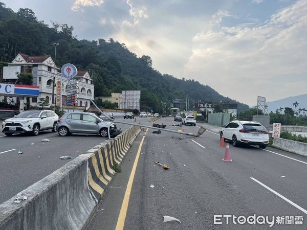 ▲林姓婦人恍神自撞安全島、導致路燈燈桿斷裂掉下橫越馬路，對向洪姓機車騎士不幸撞上，雙雙受傷送醫。（圖／記者高堂堯翻攝）