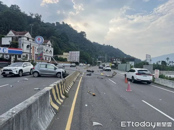 ▲林姓婦人恍神自撞安全島、導致路燈燈桿斷裂掉下橫越馬路，對向洪姓機車騎士不幸撞上，雙雙受傷送醫。（圖／記者高堂堯翻攝）