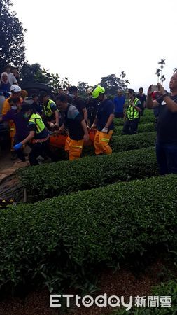 ▲逾期停留移工因貪食波羅蜜露餡，為躲避警方查緝竟跳崖受重傷，幸經警消救起無生命危險。（圖／記者高堂堯翻攝）