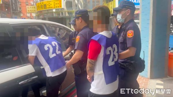 ▲▼警方協助被滅火器砸傷的2人送醫，警訊後將9人依妨害秩序及傷害罪移送偵辦             。（圖／記者陳以昇翻攝）