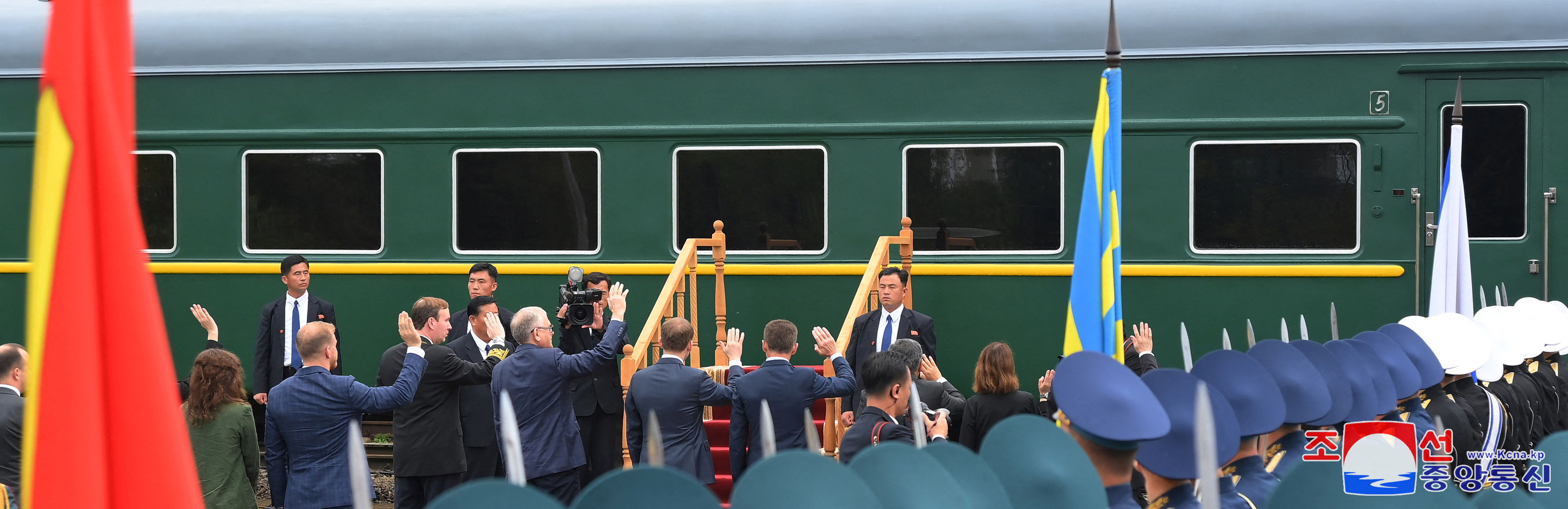 ▲金正恩訪俄最後一站海參崴走紅毯，搭綠皮火車返回北韓。（圖／路透）