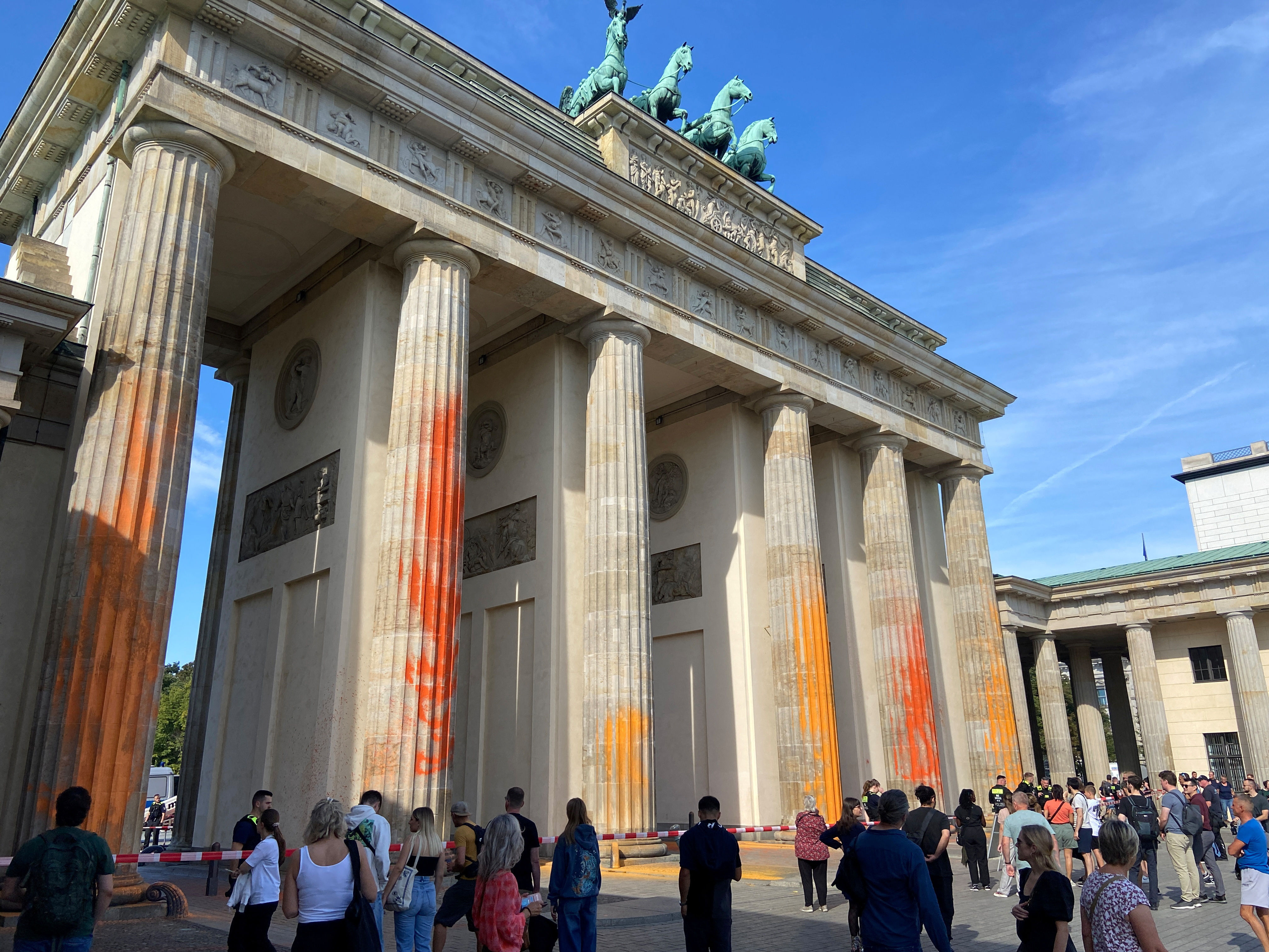 ▲德國柏林地標布蘭登堡大門慘遭抗議人士噴漆。（圖／路透）