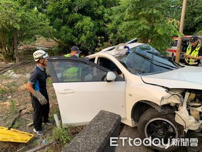 苗栗三灣轎車撞電桿車體變形　31歲男駕駛送醫不治