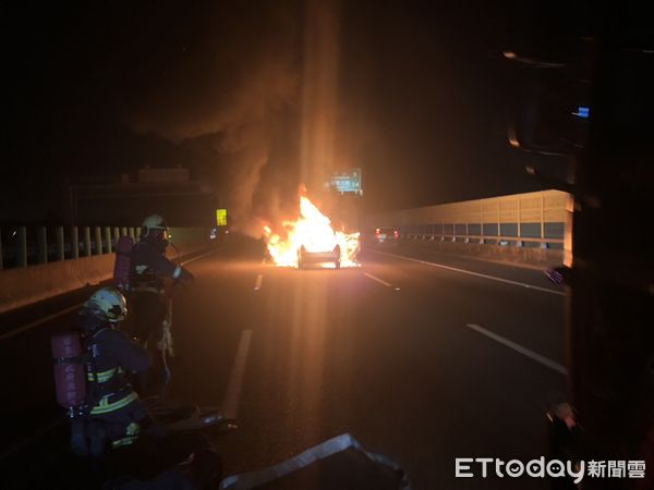 ▲▼國道火燒車。（圖／記者蔡文淵翻攝）