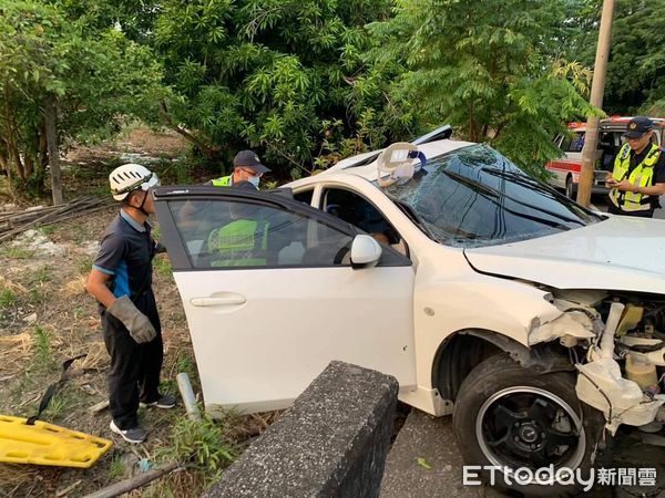 ▲▼苗栗三灣鄉自小客車自撞電線桿，31歲林姓駕駛脫困後沒有呼吸心跳，送醫後仍傷重不治。（圖／記者蔡文淵翻攝）