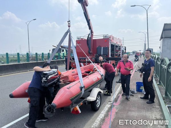 ▲台南市消防局麻豆消防分隊出動救生艇，成功將落水男子搶救上岸。（圖／民眾提供，下同）