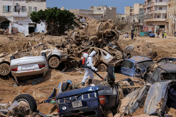 ▲▼利比亞德爾納（Derna）致命洪水過後，屍體開始腐爛，人們對於傳染病的擔憂日益增加，一名環境衛生工人正在對瓦礫堆進行消毒。（圖／路透）