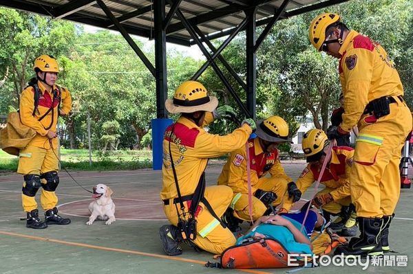 ▲台南市消防局第一大隊，為加強學校防災教育，在東山區東原國中進行一場地震災害人命搜救、大量傷患、太陽能光電火警的搶救演練。（圖／記者林東良翻攝，下同）