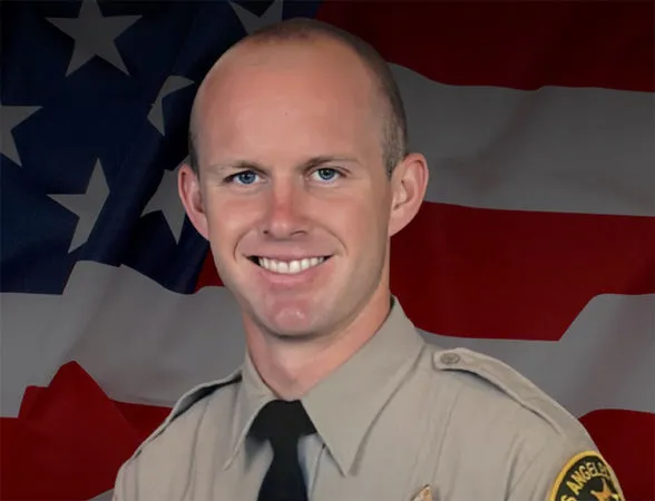 ▲▼美國洛杉磯30歲副警長克林肯布魯默（Ryan Clinkunbroomer）16日下午執勤時，在巡邏車內遭到槍擊身亡。（圖／美聯社）