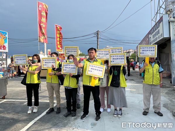 ▲台南市市場處9月11日晚上對先行重新營業的「大東夜市」業者開罰，18日則對晚1周開張的「大東東市」及「大東夜市」同時開罰。（圖／記者林東良翻攝，下同）