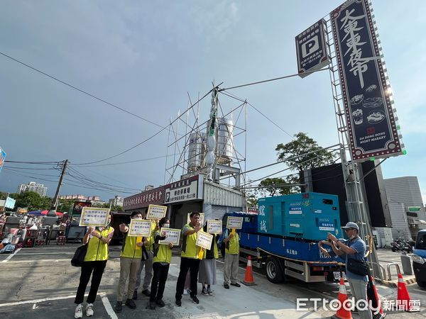 ▲台南市市場處9月11日晚上對先行重新營業的「大東夜市」業者開罰，18日則對晚1周開張的「大東東市」及「大東夜市」同時開罰。（圖／記者林東良翻攝，下同）