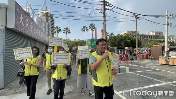 ▲台南市市場處9月11日晚上對先行重新營業的「大東夜市」業者開罰，18日則對晚1周開張的「大東東市」及「大東夜市」同時開罰。（圖／記者林東良翻攝，下同）