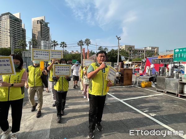 ▲台南市市場處9月11日晚上對先行重新營業的「大東夜市」業者開罰，18日則對晚1周開張的「大東東市」及「大東夜市」同時開罰。（圖／記者林東良翻攝，下同）