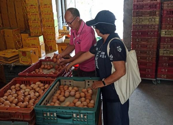 ▲守護桃園國產蛋，農業局視察蛋雞場及農會直銷站