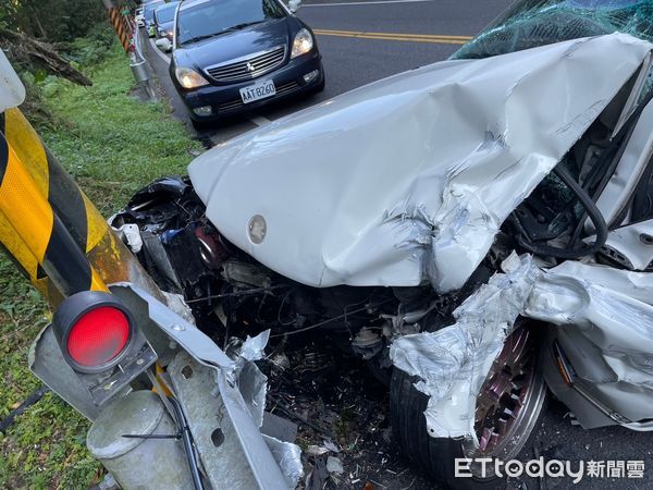 ▲▼高男行駛北宜公路過彎失控，直接衝對向撞護欄及電線桿，BMW車頭幾乎全毀             。（圖／記者陳以昇翻攝）