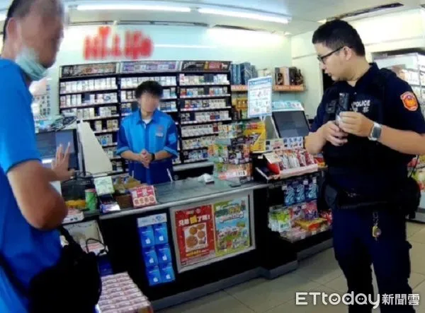 ▲員警接獲店員通報前往阻詐。（圖／龜山警分局提供）