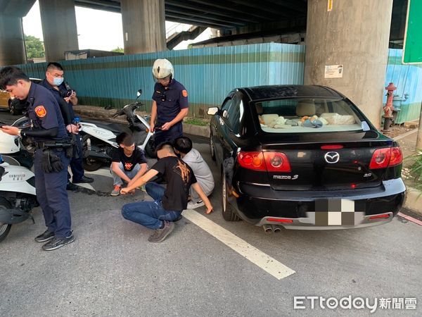 ▲▼孫少先擦撞前方小客車後，再追撞2部機車肇事逃逸，孫少過彎自撞衝上植栽水泥墩，遭尾隨員警攔下             。（圖／記者陳以昇翻攝）