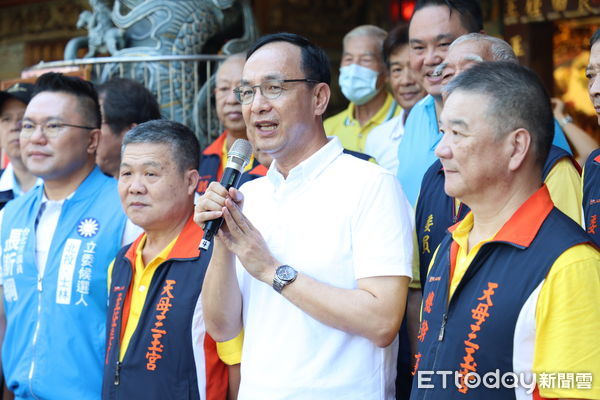 ▲▼  朱立倫陪同張斯綱到三玉宮上香祈福       。（圖／國民黨文傳會提供）