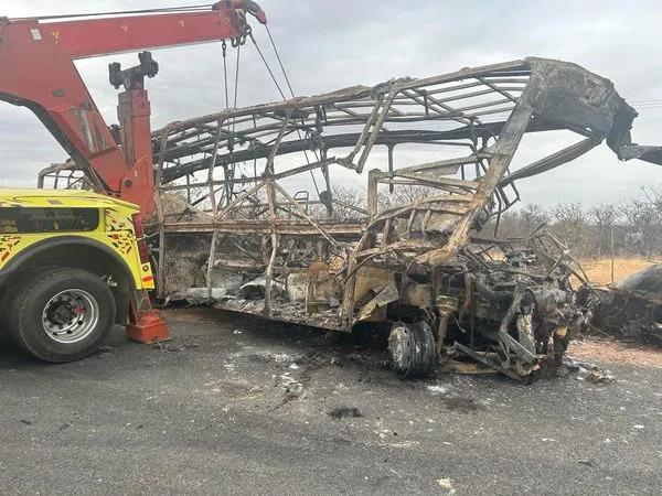 ▲▼南非一輛巴士與卡車相撞後起火，造成至少24人死亡。（圖／路透）