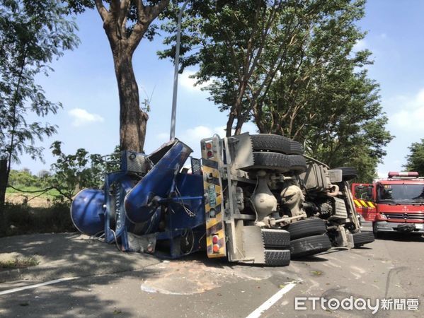 ▲▼水泥車側翻             。（圖／記者陳宏瑞攝）