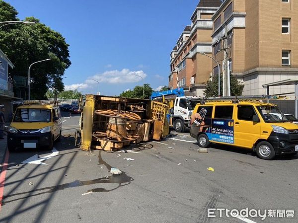 ▲▼電纜線工程車失控翻車，駕駛被甩出跌坐在地，奇蹟僅頭部受傷             。（圖／記者陳以昇翻攝）