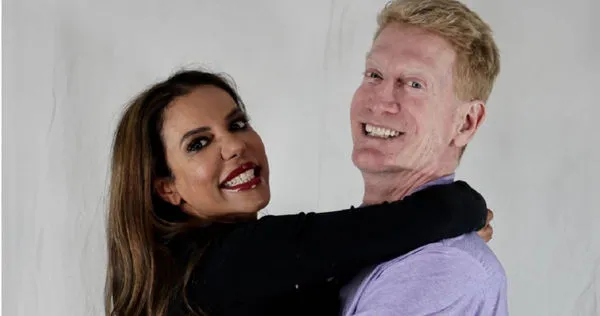 約翰‧希特勒與妻子。（圖／翻攝自推特）