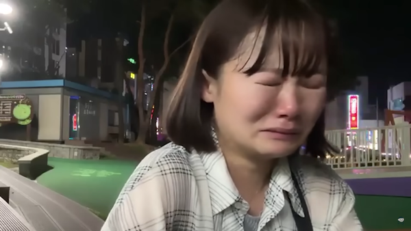 ▲▼日本直播主YUIPYON在公園，遭韓國中年大叔罵到痛哭失聲。（圖／翻攝自YouTube／유이뿅YUIPYON）