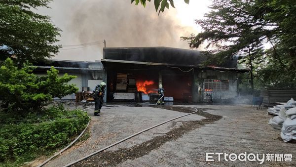 苗栗頭屋鄉一家工廠19日下午發生火警，出動5個消防分隊出勤滅火，沒有人員受困。（圖／記者蔡文淵翻攝）
