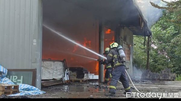 苗栗頭屋鄉一家工廠19日下午發生火警，出動5個消防分隊出勤滅火，沒有人員受困。（圖／記者蔡文淵翻攝）
