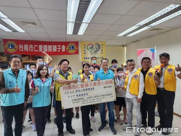 ▲台南市仁愛獅子會等多位獅友，19日下午2時許，在西港郵局2樓，捐助「台南市慈光心智關懷協會」，一向力行慈善公益的台南市議員陳昆和，亦專程出席致意。（圖／記者林東良翻攝，下同）