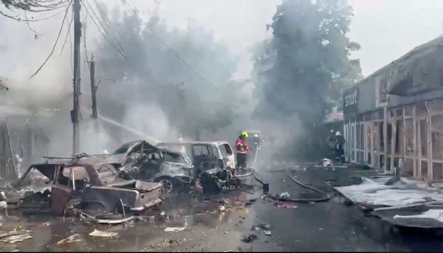 ▲▼ 烏克蘭東部城鎮康斯坦丁尼夫卡（Kostiantynivka）6日遭導彈襲擊，造成至少15名平民死亡，逾30人受傷。（圖／路透）