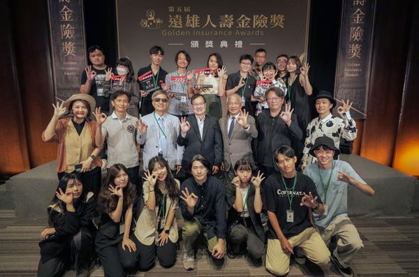 圖三：遠雄人壽總經理趙學欣（中排左四）、世新大學校長陳清河（中排左五）與評審團給予獲獎學生支持鼓勵。（圖／遠雄人壽提供）