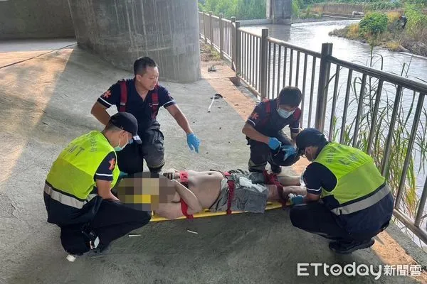 ▲台中老翁入住草屯鎮某旅館後外出，卻卡在河堤護欄受困2日才獲救。（圖／記者高堂堯翻攝，下同）