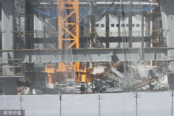 ▲▼日本東京八重洲一處建築工地19日發生鋼骨掉落事故，2名分別為33歲與43歲男性工人被壓在鋼骨下方身亡。（圖／CFP）