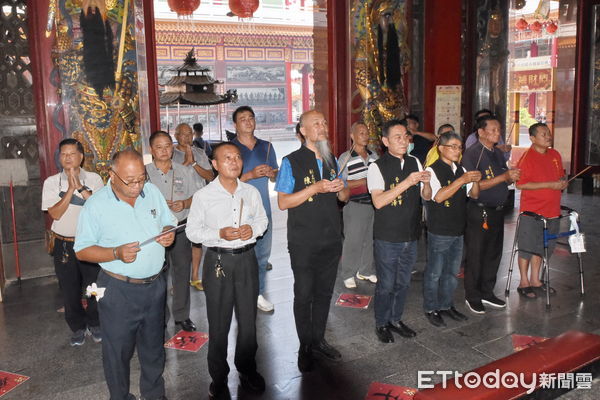 ▲三年一科的「土城香」是台南市市定民俗，19日下午鹿耳門媽祖自己來杯選主行道長，最後由吳政憲聖杯出線。（圖／謝奇峰提供，下同）