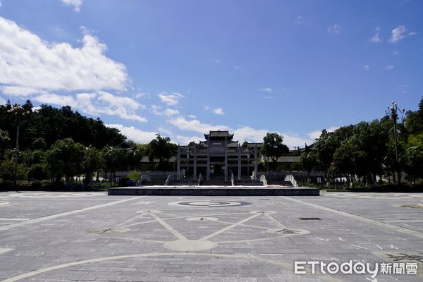 ▲2017年6月建成的新道州濂溪書院氣勢磅礴，書院前廣場地上以周敦頤的「太極圖說」理論裝飾。（圖／記者趙禕攝）