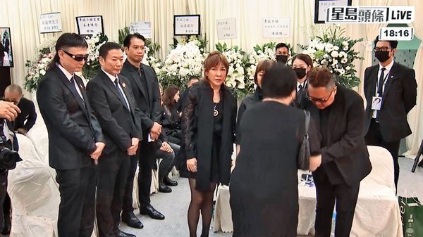 李玟的喪禮及出殯儀式上，李玟的姐姐（前排左四）突然抱著一位男性友人放聲哭喊：「那個衰人（渾蛋，指Bruce）害死了我妹！」引起熱議。（《星島日報》提供）