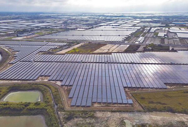 有光電業者近年投資百億元計畫在台南市七股興建光電場，但台南地檢署卻發現業者取得土地過程疑涉不法，相關案件恐成未來綠營在南部選戰破口。（圖／報系資料照）