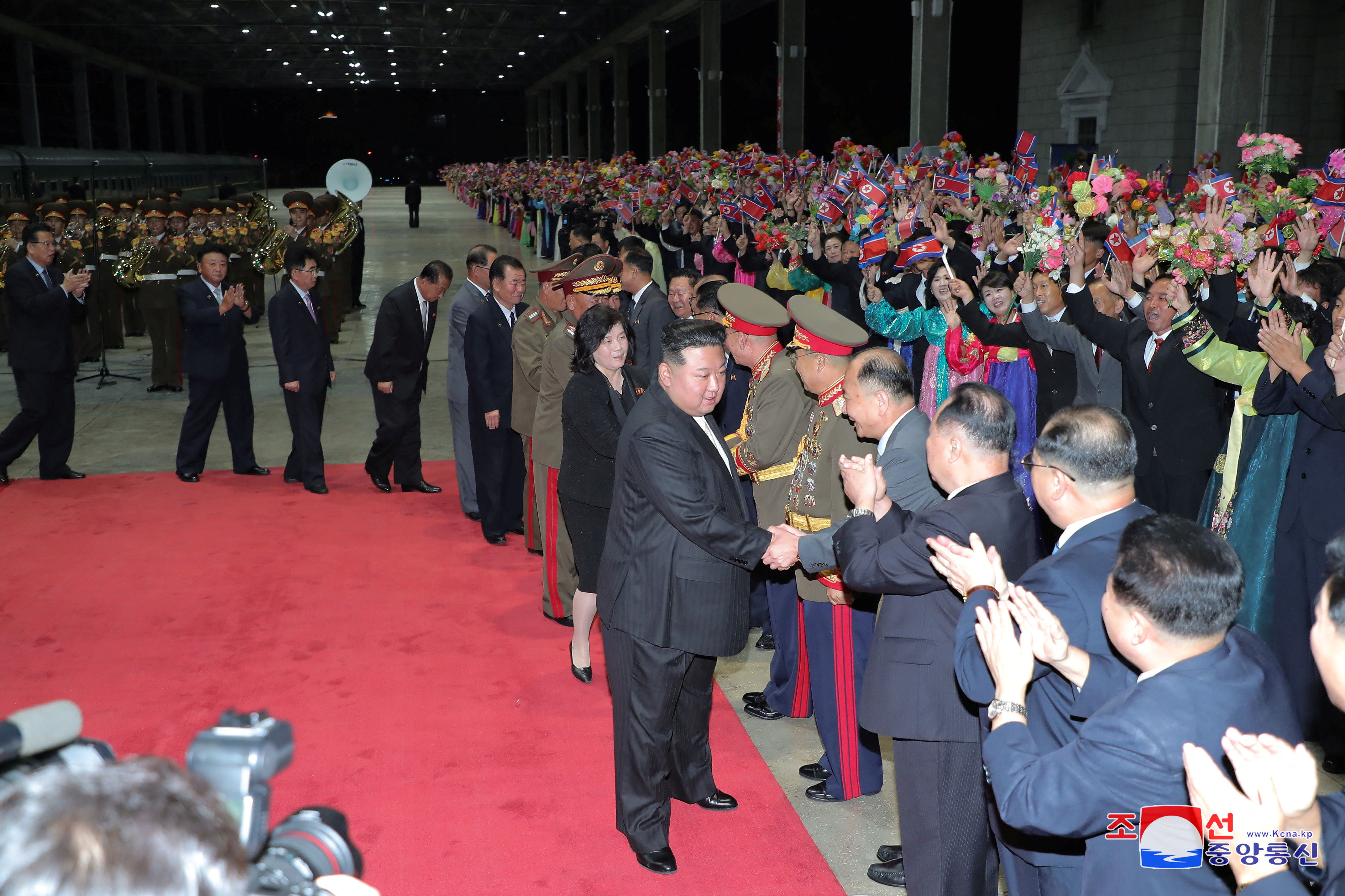 ▲▼北韓最高領導人金正恩、外務相崔善姬抵達平壤，黨軍政高層前來迎接。（圖／路透）