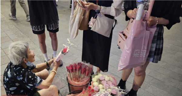 90歲「玫瑰花婆婆」為扛家計，在中山捷運擺攤賣花。