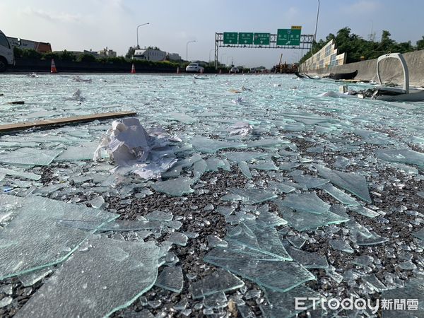 ▲▼國道1號彰化段大貨車自撞燈桿，碎玻璃撒滿地。（圖／民眾提供）