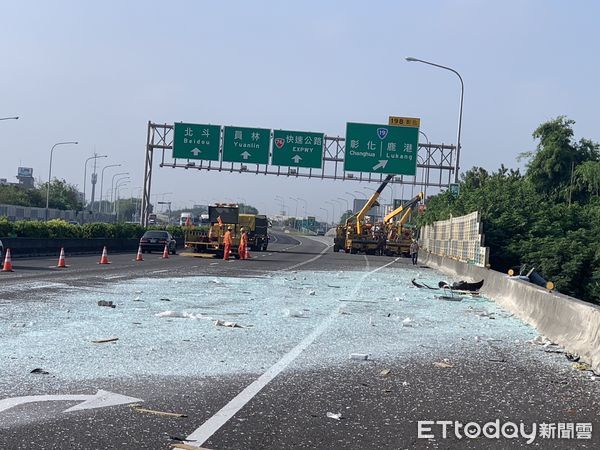 ▲▼國道1號彰化段大貨車自撞燈桿，碎玻璃撒滿地。（圖／民眾提供）