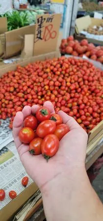 ▲蔣偉文逛傳統市場買小番茄。（圖／翻攝自Facebook／蔣偉文）