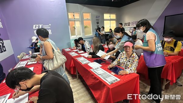 ▲▼郭台銘台中連署站。（圖／記者許權毅攝）